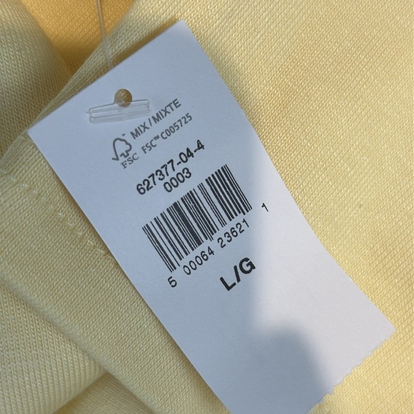 GAP Soft Yellow Tee Size Large NWT - Picture 4 of 4